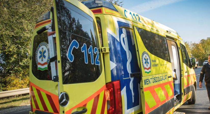 Két autó rohant egymásba Lábodnál - rohammentő a helyszínen