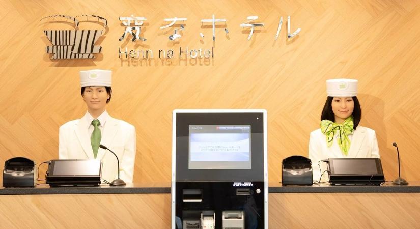Sokkolta az influenszert, hogy a hotelben humanoid robotok állnak a recepción