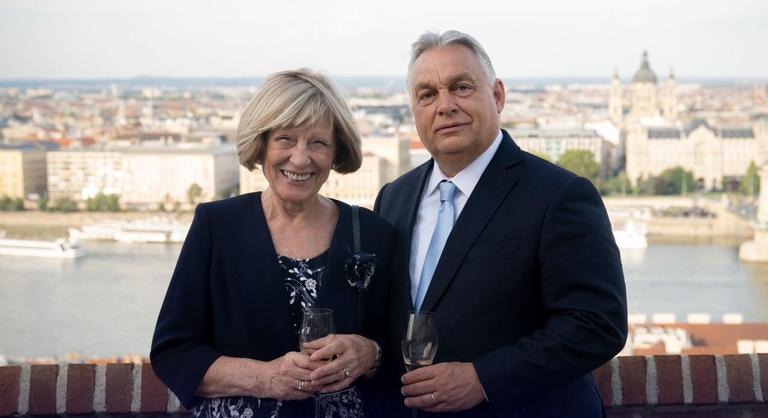 Orbán Viktor a Karmelitában pezsgőzött a születésnapos Kudlik Júliával