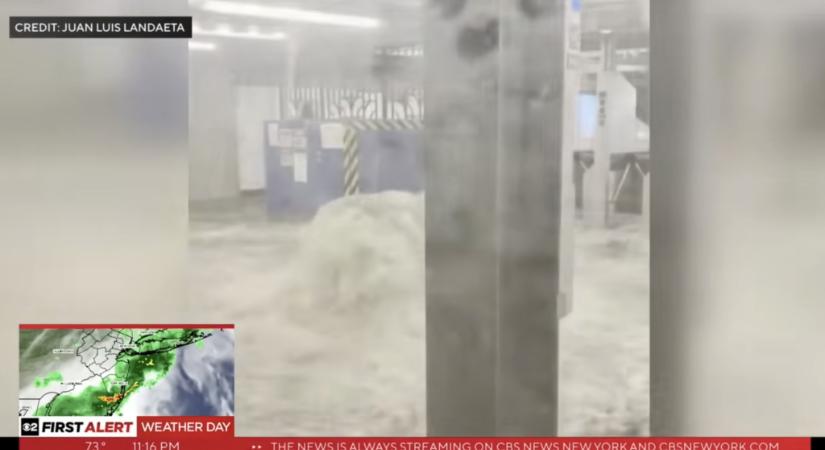 Villámárvíz öntött el több New York-i metróvonalat – videó