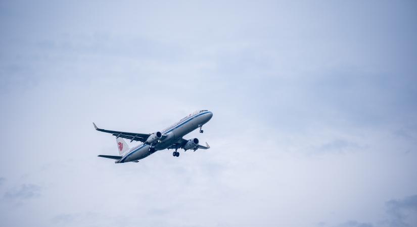 Kis híján összeütközött egy utasszállító egy A Budapestről Kínába tartó teherszállító repülőgéppel - engedély nélkül emelkedett az Air China járata