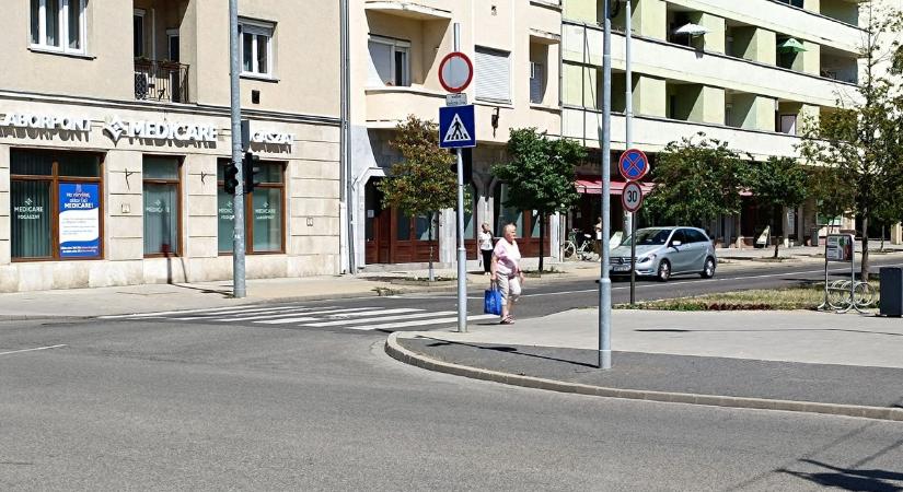 Máig vannak, akik áthajtanak a Kossuth téren, pedig súlyos büntetésre számíthatnak a szabályszegők