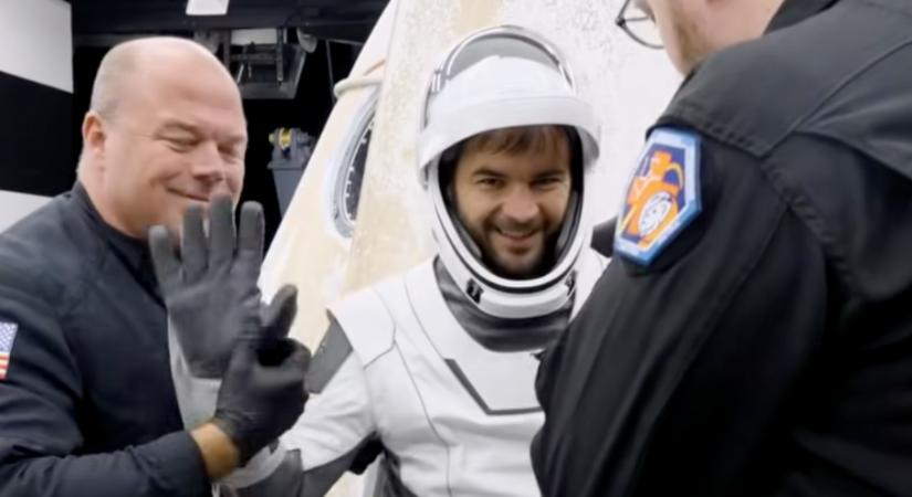 Kapu Tibor mosolyogva szállt ki az űrkapszulából: kiderült, mi vár most az asztronautákra