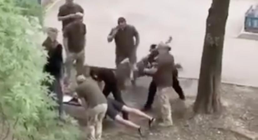 Sokkoló ukrán sorozási videó: földhöz vágják, meg sem mozdul többé