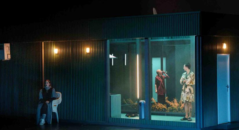 ÉLETSZERŰ ÜVEGFIGURÁK Githa Sowerby: Rutherford és fia / Schauspielhaus, Graz