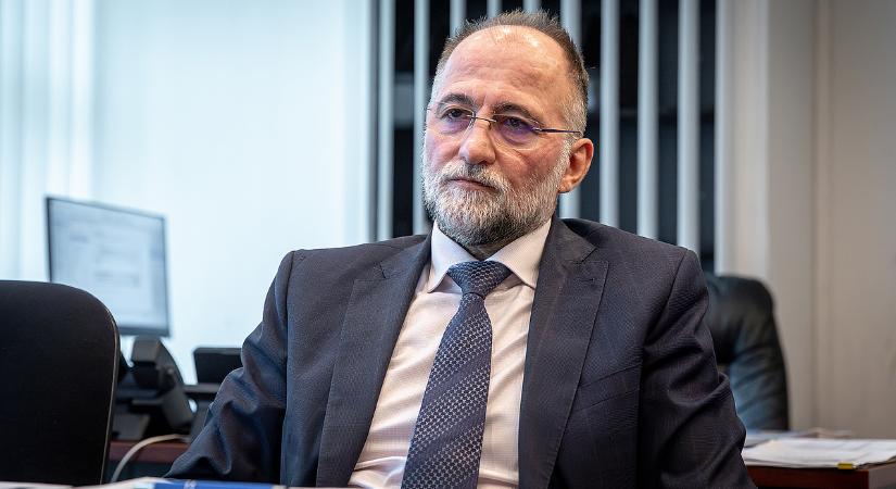 Pintér Sándor kirúgta az egészségbiztosító főigazgatóját