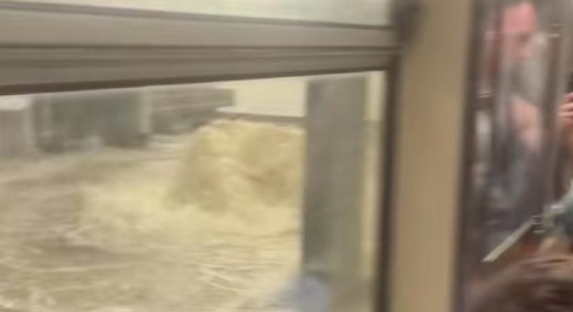 Itt a videó: elöntötte a metrót a víz a szakadó eső miatt - Káosz a tömegközlekedésben