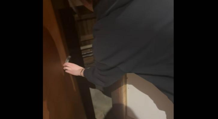 Találtak egy rejtett szobát szállásukon, a hideg rázta a vendégeket, amikor meglátták, mit rejt