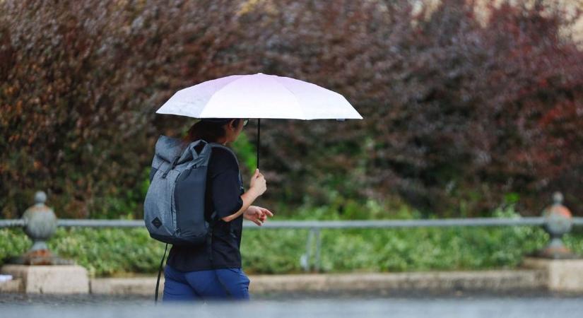 Vigyázat! Érdemes esernyőt is pakolni – felhőszakadás miatt vészjelzés van érvényben Hevesre