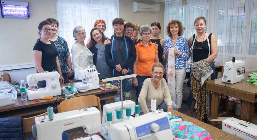 Az élet írta a népszerű zalai színésznő szerepét: fellépőruhákat készít és varrótanfolyamot tart (galéria)