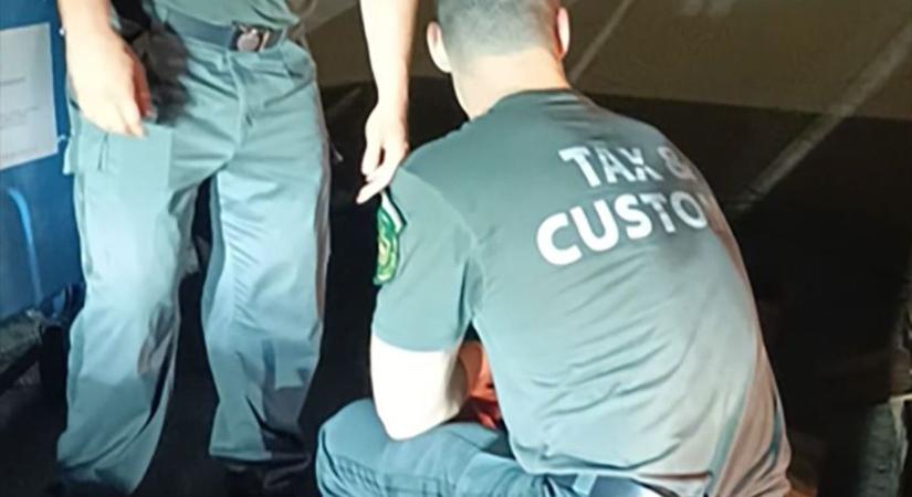 Fekete fóliával körbetekert világmárkák, lefoglalták a hamis rakományt