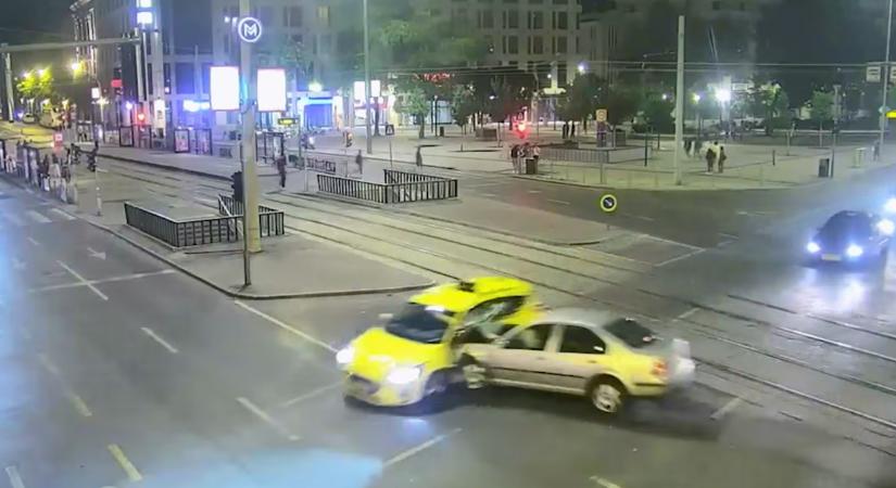 Még egy taxiba is belerongyolt az autós, akit rendőrök üldöztek Budapest belvárosában