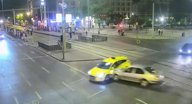 Ámokfutásba kezdett egy autós Budapesten, óriási sebességgel csattant bele egy taxisba