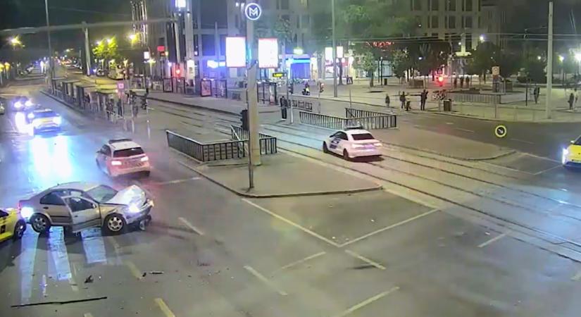 Bombaként robbant kocsijával egy taxiba a rendőrök elől menekülő ámokfutó a Blaha Lujza térnél: döbbenetes videó