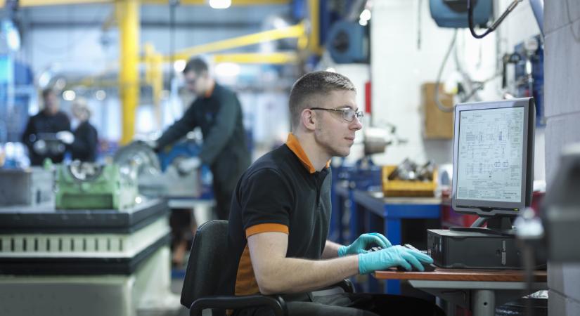 Most fékeztek óriásit a magyar fizetések