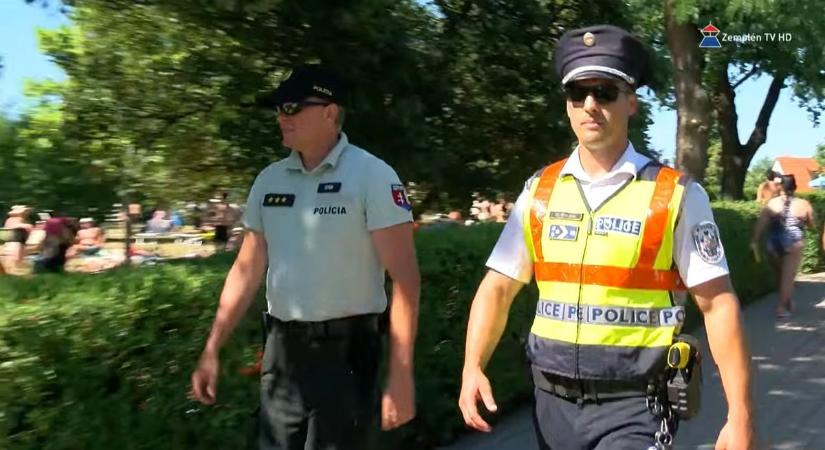 Mit csinál a magyar rendőr a szlovák rendőrrel a strandon?