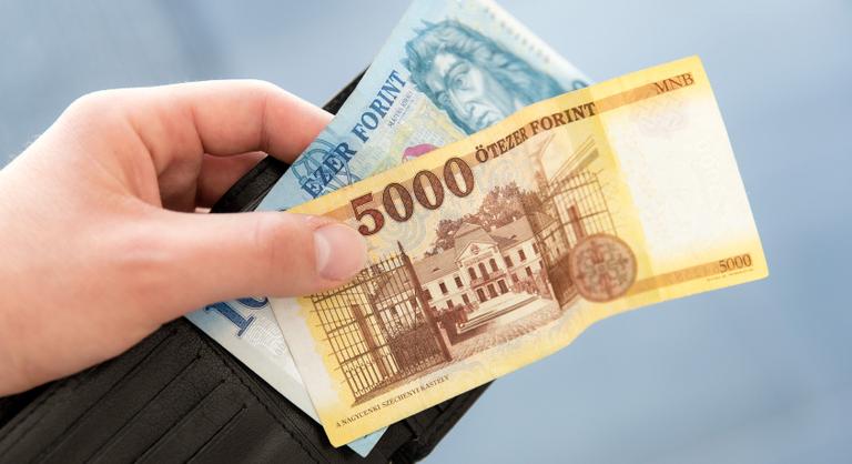 Több mint 700 ezer forintra nőtt az átlagkereset