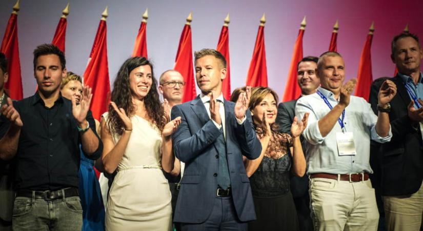 Magyar Péter egy 2024-es közös baloldali jelöltet tüntetett ki a Tisza-kongresszuson