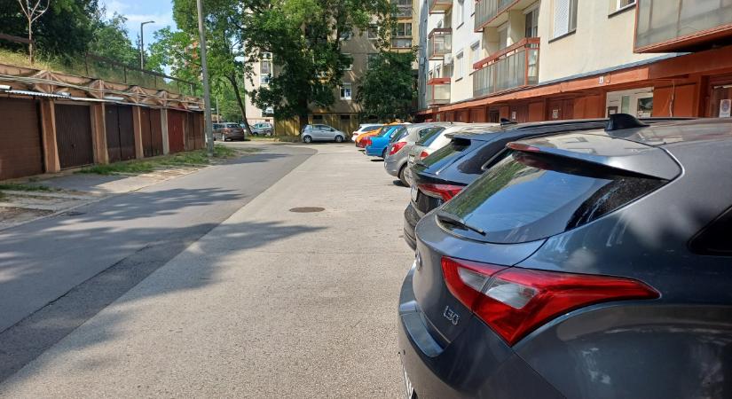 Ingyen lehet parkolni Debrecenben, ha van szolgálati autónk