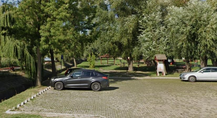 Egészen az autóig követte a Bujtoson, hogy örömet szerezzen