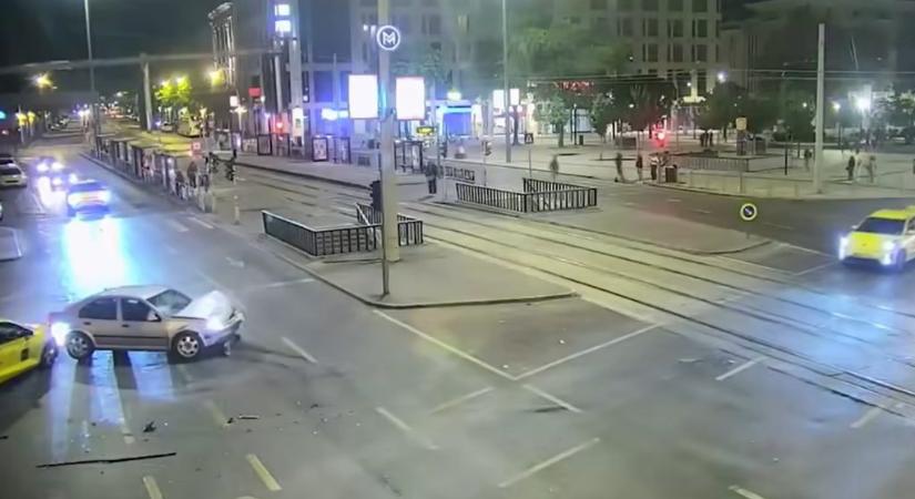 Autós üldözés Budapesten: videó rögzítette, amint a rendőrök elől menekülő ámokfutó telibe talált egy taxist