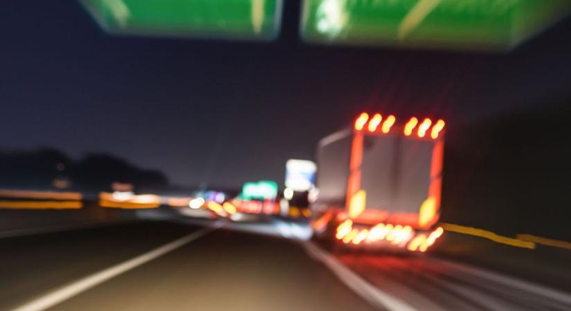 Iszonyatosan részeg kamionsofőrt kapcsoltak le a zsaruk a 86-oson