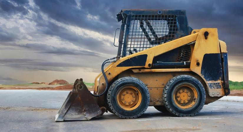 Bobcat-baleset: Fának csapódott a traktorral, szörnyethalt a gazda