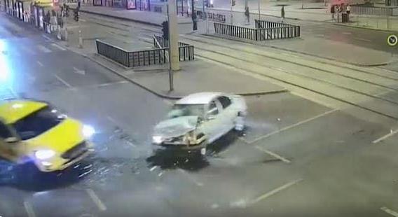 Ámokfutó csapódott egy taxinak a Blahán, majd futva menekült a sofőr – videó