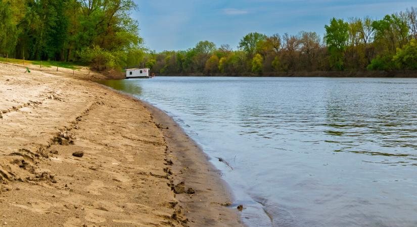 Emberi hamvakat találtak a Tisza partján Szolnokon