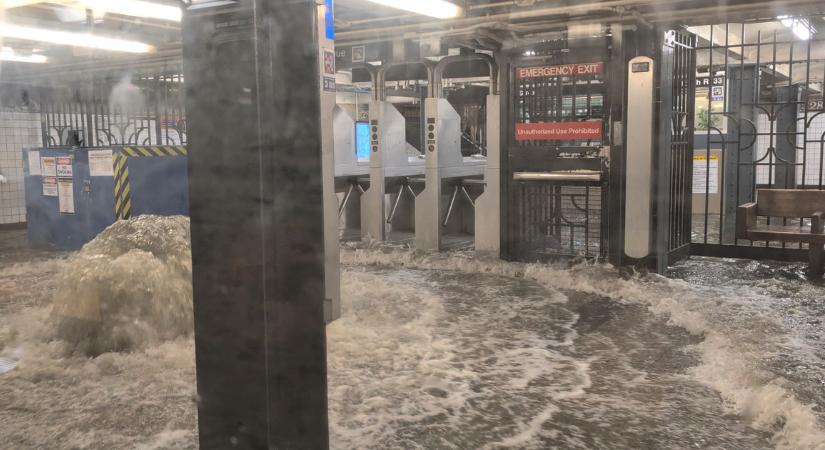 Villámárvíz bénította meg a New York-i metróállomásokat