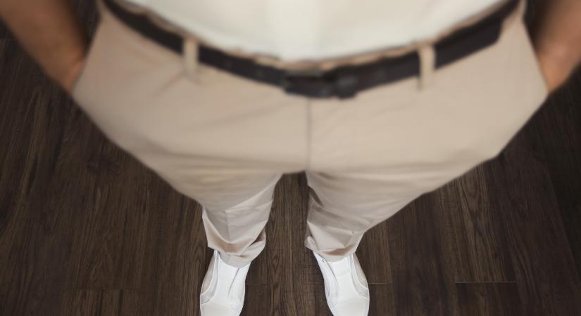 Letisztult, férfias, sokoldalú – így frissítsd fel a fekete nadrág plusz póló kombinációt minden alkalomra