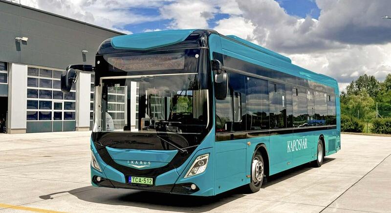 Türkizkék színben pompáznak az új buszok