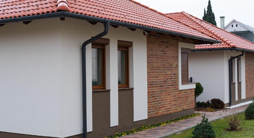 Tűzoltók jelentek meg kedd este egy kunszenti házban, azonnal menekülnie kellett a családnak