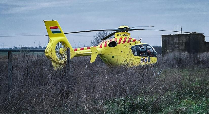 Teherautóval ütközött egy autó az M35-ösön, mentőhelikoptert hívtak az esethez