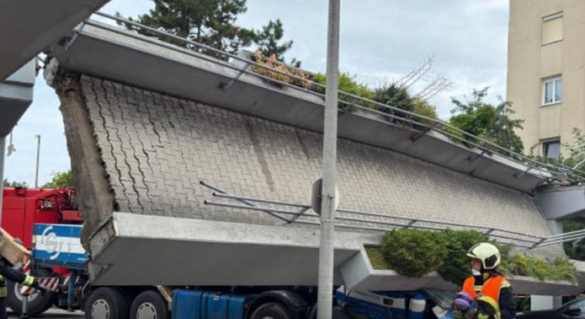 Teherautóra szakadt egy gyalogoshíd Linzben