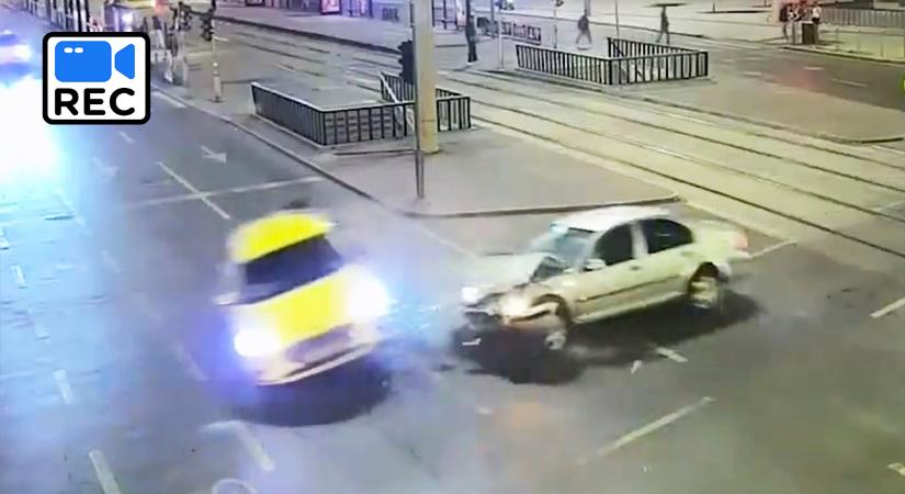 Menekülés a rendőrök elől, taxi karambol, sérültek – így végződött a belvárosi hajsza