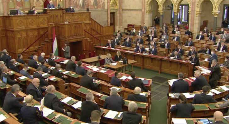 Mandátumbecslés: stabil többséget szerezne a Fidesz a Mandiner szerint