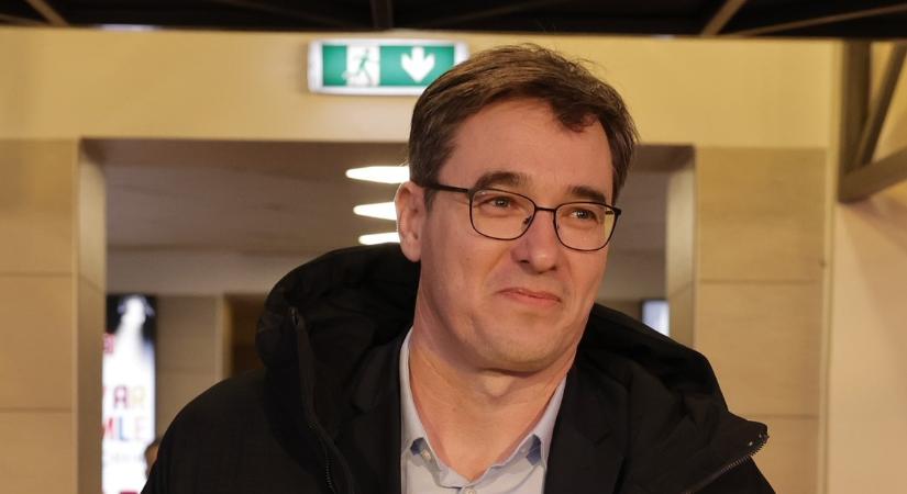 Karácsony Gergely visszavonulót fújt: újranyittatja a temetők mellékkapuit