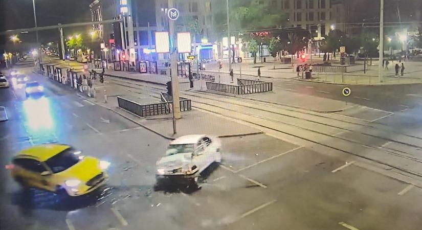 Rendőrök elől menekülő sofőr ütközött egy taxival a Blahán - videó