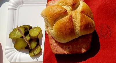 A város legjobb bulikajája a retró bécsi húskenyér – Kipróbáltuk a Wurstland leberkäséit