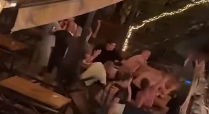 Videón, ahogy tömegverekedés tör ki egy büfében