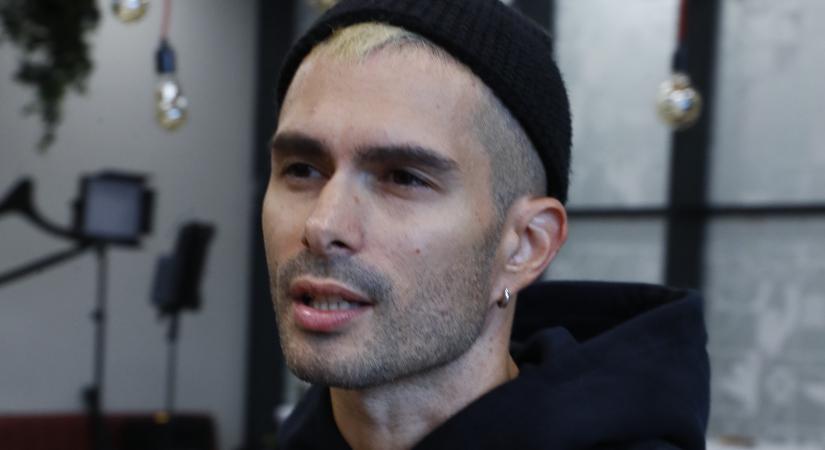 ByeAlex dalt írt a magyarországi helyzetről: "Mindig a milliárdos tanítja a szegénynek a hittant..." - videó