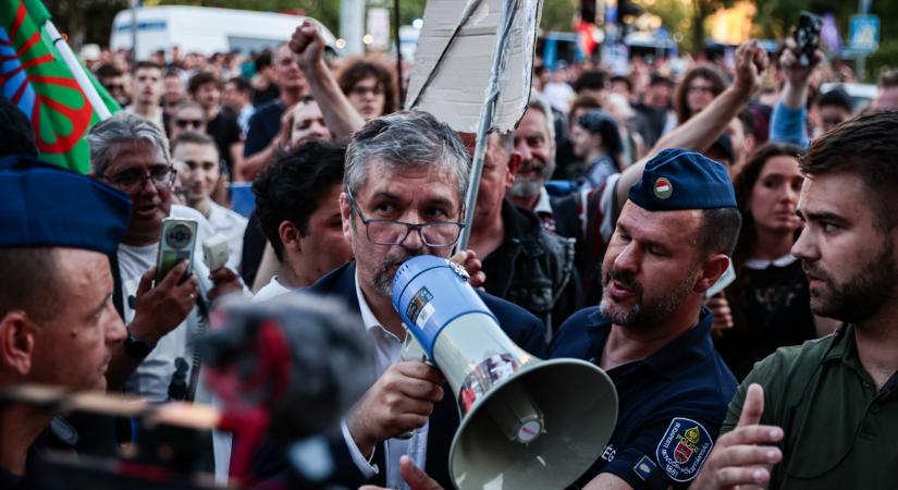 „Politikai bohócbajnokság csörgősipka díjasa” – Hidvéghi Balázs durván kiosztotta Hadházy Ákost