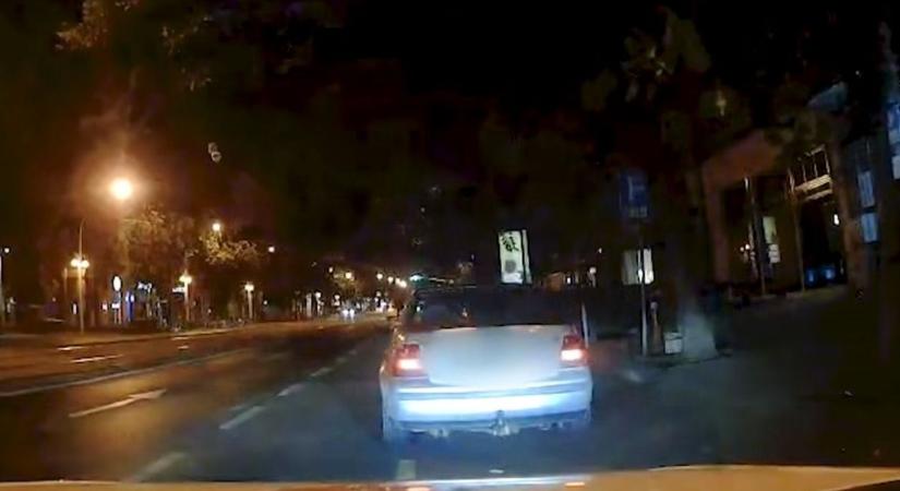 Ámokfutásba kezdett, majd balesetet okozott egy sofőr (videón a karambol)