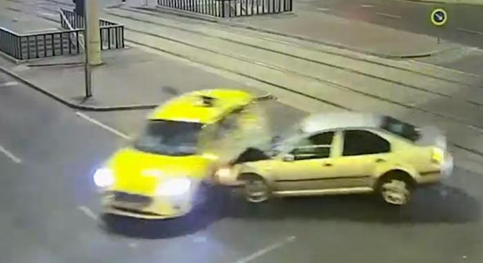 Videón az ütközéssel véget ért budapesti autós üldözés