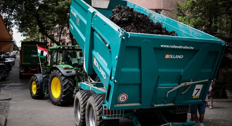 Trágyaszórással üzentek Brüsszelnek a magyar gazdák