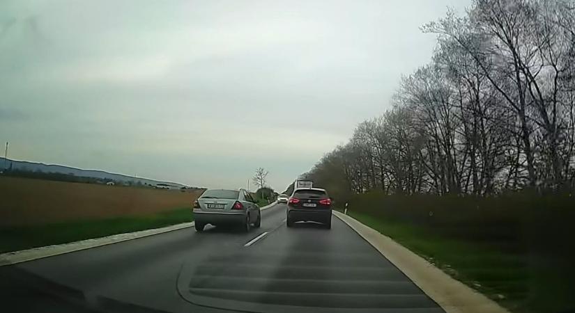Hátborzongató, amit felvettek a kocsiból: centiken múlt a tragédia