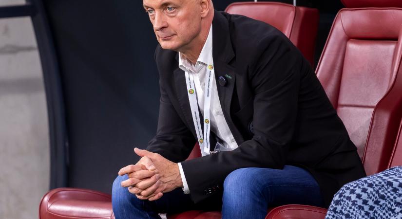 Kubatov szerint Azahriah azt a kormányt kritizálja, amelyik megépítette azokat a stadionokat, ahol ő föllép
