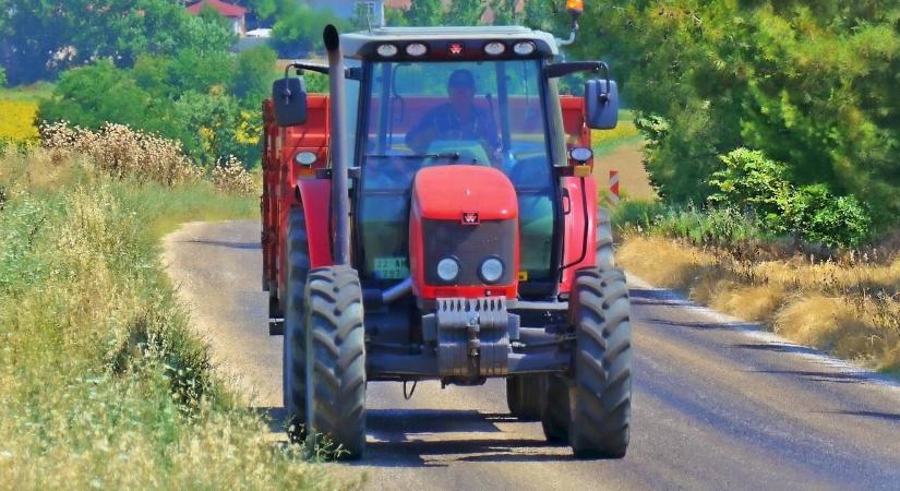 Baleset-megelőzés aratási szezonban: mezőgazdasági gépek az utakon