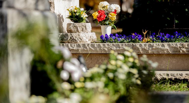 Egyetlen napig tartott: újra megnyitották a fővárosi temetők bezárt bejáratait